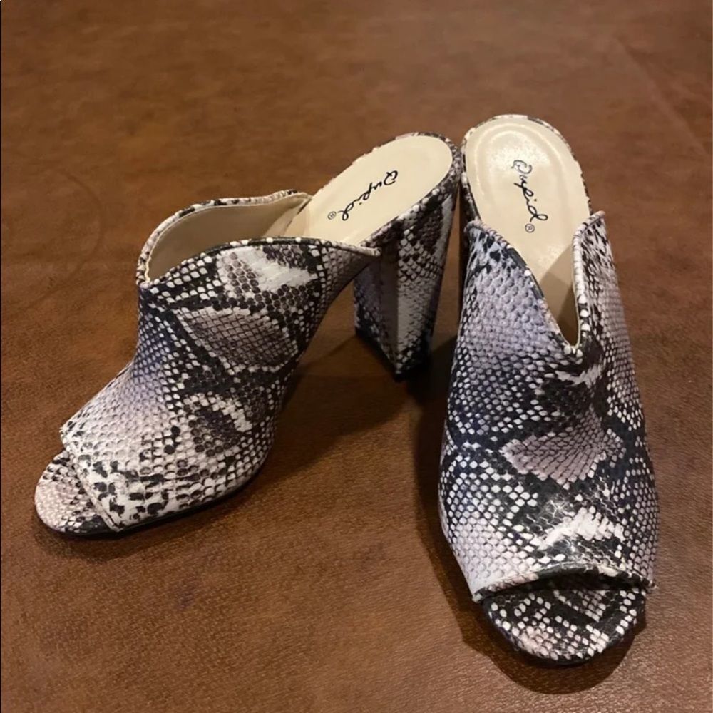 Qupid Women's Snakeskin Print Mule Heels Excellent Used Condition Size 8.5